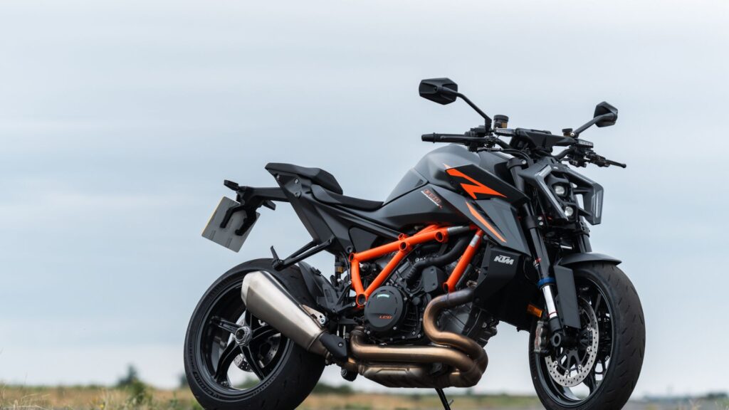 KTM RC 390 स्पोर्ट्स बाइक में आपको मिलेगा 48 किलोमीटर का माइलेज और आधुनिक फीचर्स जाने कीमत